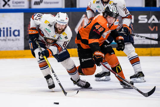 Växjös Liam Reddox  och Karlskronas Filip Cruseman