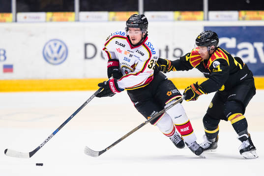 Luleås Oscar Engsund i kamp om pucken med Brynäs Kevin