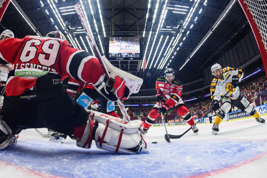 Malmö Redhawks Mathias Tjärnqvist och Skellefteås Andrew