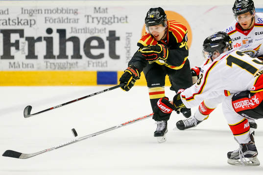 Brynäs Oskar Lindblom i kamp mot Luleås Julius Junttila