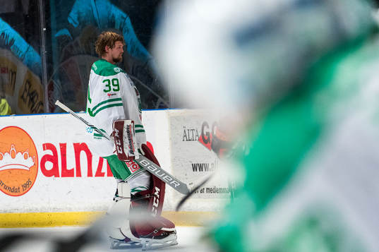 Rögles målvakt Anders Lindbäck kliver av