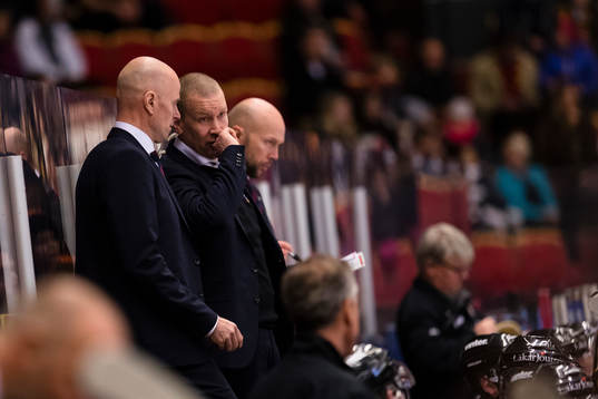 Luleås huvudtränare Stefan Nilsson samtalar med