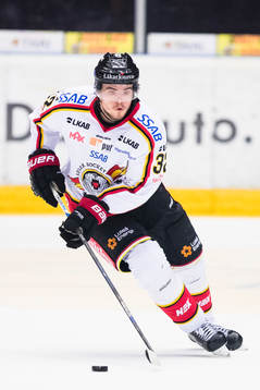 Luleås Oscar Engsund i kamp