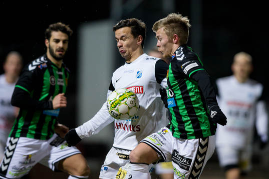 GAIS Andreas Peterson i kamp om bollen med Norrby spelare