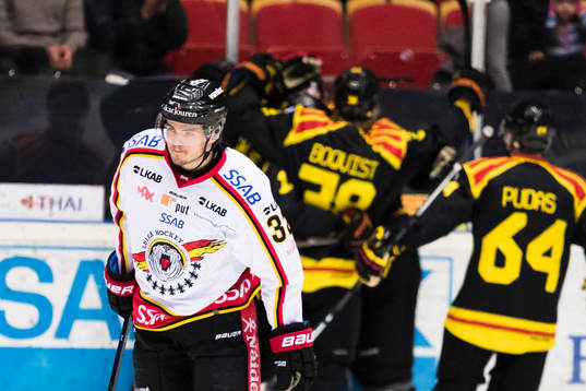 Luleås Oscar Engsund ser deppig ut