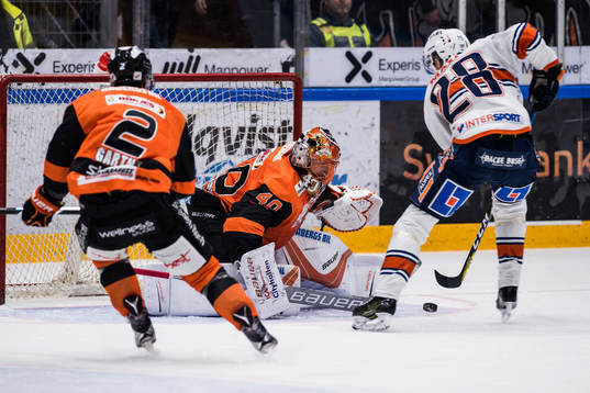Växjös Nils Carnbäck  gör 0-2