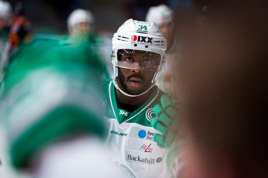 Rögles Edwin Hedberg gratuleras av lagkamrater