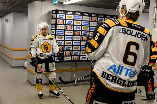 Skellefteås Tim Söderlund och Filip Berglund på väg in