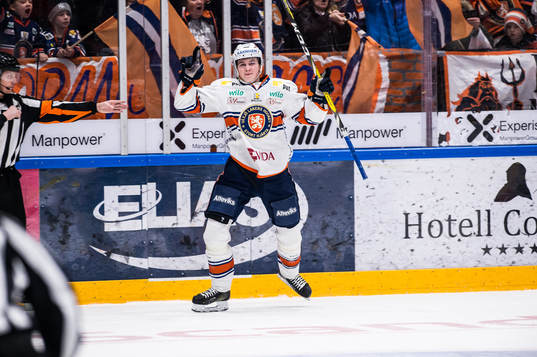 Växjös Nils Carnbäck jublar