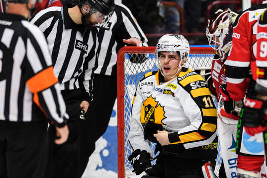 Skellefteås Henrik Hetta blöder