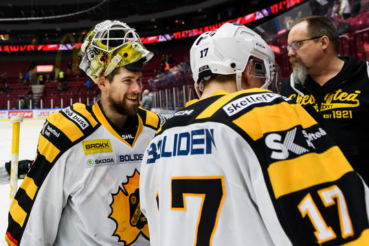 Skellefteås målvakt Joni Ortio lämnar isen och ser glad