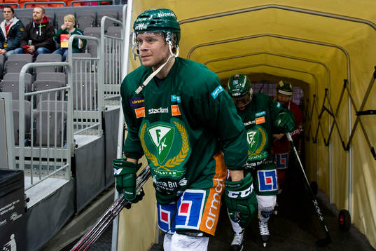 Färjestads Andreas Jämtin på väg in för att värma