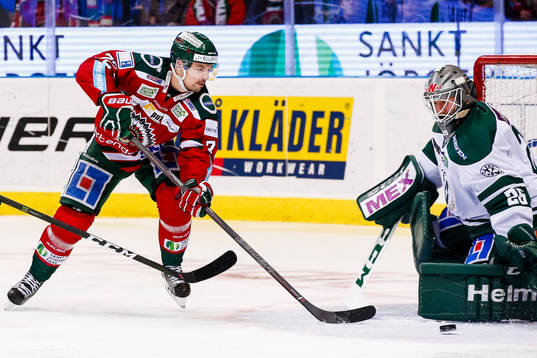 Frölundas Patrik Carlsson oroar framför Färjestads