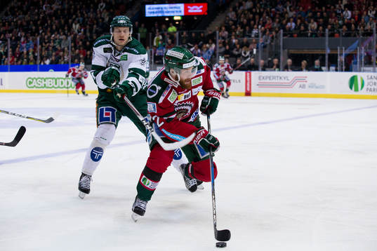 Färjestads Johan Ryno mot Frölundas Robin Figren