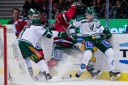 Frölundas Joel Lundqvist tacklar Färjestads Sebastian