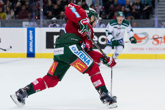 Frölundas Sean Bergenheim skjuter av klubban