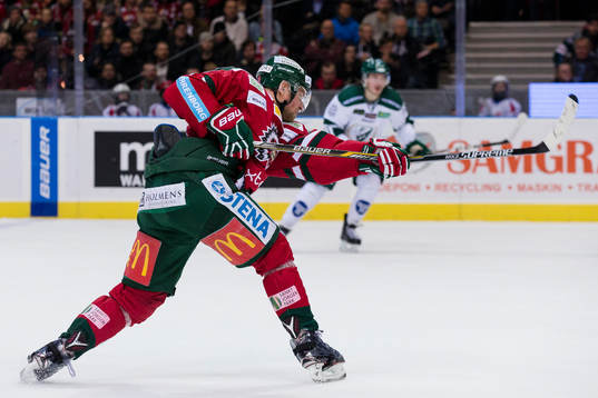 Frölundas Sean Bergenheim skjuter av klubban