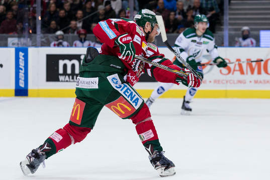 Frölundas Sean Bergenheim skjuter av klubban