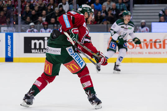 Frölundas Sean Bergenheim skjuter av klubban