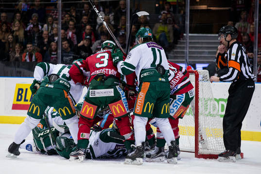 Stökigt vid Färjestads målvakt Stefan Steen när