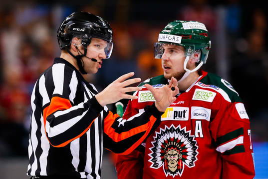 Frölundas Henrik Tömmernes i samtal med Domare Aleksi