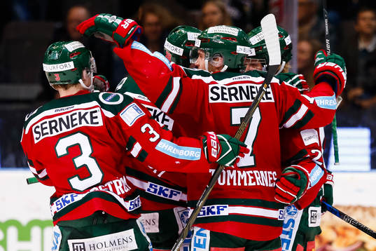 Frölundas spelare  jublar