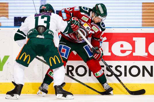 Färjestads Linus Persson och Frölundas Mats Rosseli Olsen