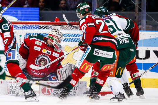 Bortdömt mål bakom Frölundas målvakt Johan Gustafsson