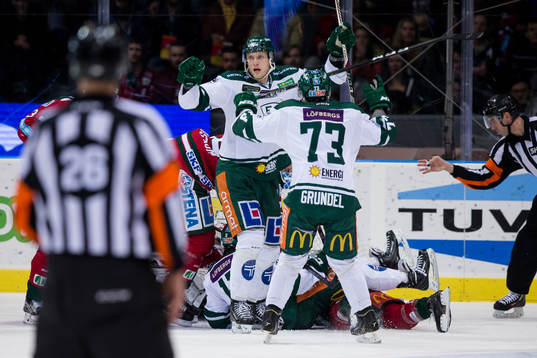 Färjestads Johan Ryno och Anton Grundel jublar