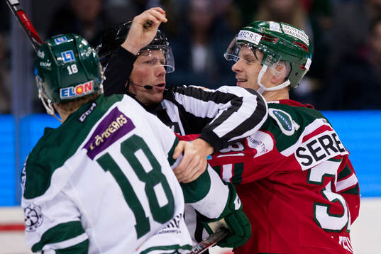 Färjestads Andreas Jämtin i gruff med Frölundas Nicklas