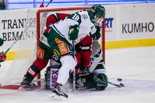 Frölundas Robin Figren med chans framför Färjestads
