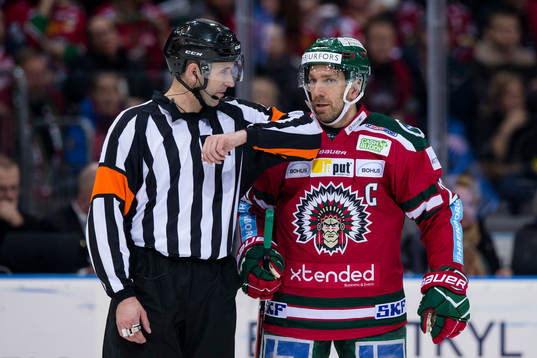 Domare Linus Öhlund pratar och förklarar en