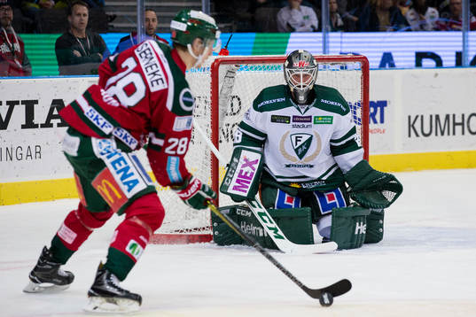 Frölundas Johan Sundström med chans framför Färjestads