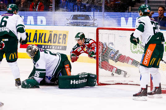 Frölundas Johan Sundström faller i en situation som leder