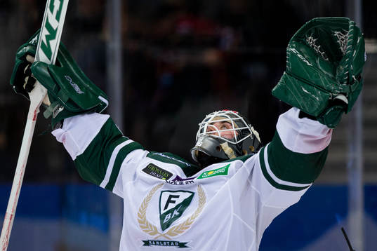 Färjestads målvakt Stefan Steen jublar