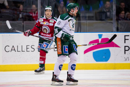 Färjestads Alexander Johansson jublar framför deppande
