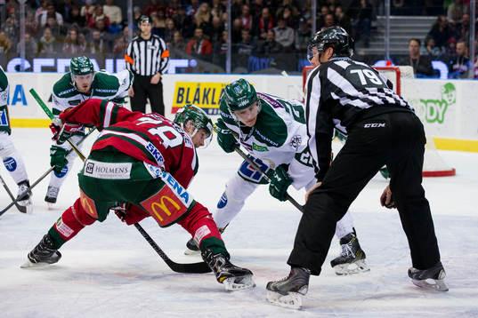 Frölundas Johan Sundström tekar mot Färjestads Joel