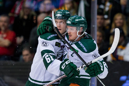 Färjestads Magnus Nygren jublar ihop med Johan Ryno