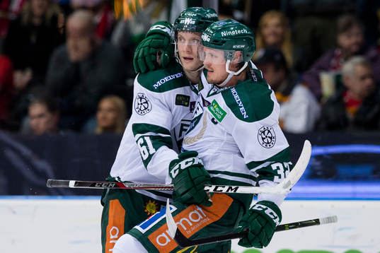 Färjestads Magnus Nygren jublar ihop med Johan Ryno