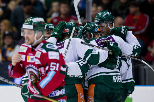 Frölundas Mats Rosseli Olsen deppar när Färjestad jublar
