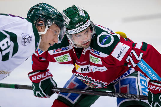 Färjestads Johan Ryno tekar mot Frölundas Patrik Carlsson