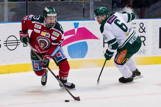 Frölundas Kristian Vesalainen vänder bort Färjestads