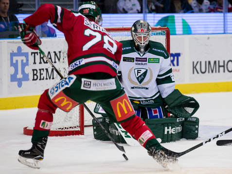 Färjestads målvakt Stefan Steen mot Frölundas Johan