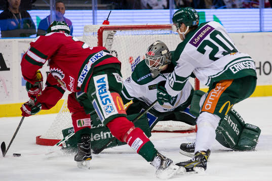 Färjestads målvakt Stefan Steen och Joel Eriksson Ek mot