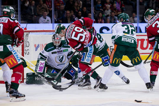 Frölundas Simon Hjalmarsson med en målchans framför