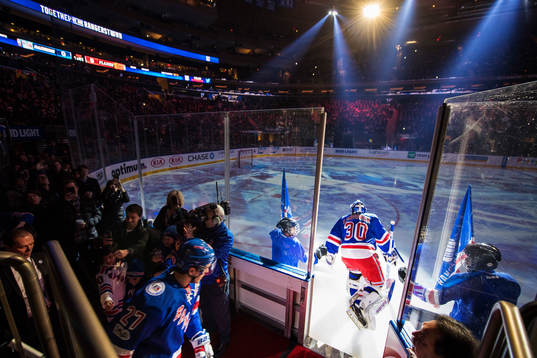Rangers målvakt Henrik Lundqvist gör entré till