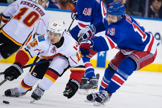 Calgarys Johnny Gaudreau utmanas av Rangers Jesper Fast