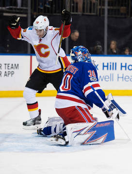 Calgarys Matthew Tkachuk jublar när 0-1-pucken från