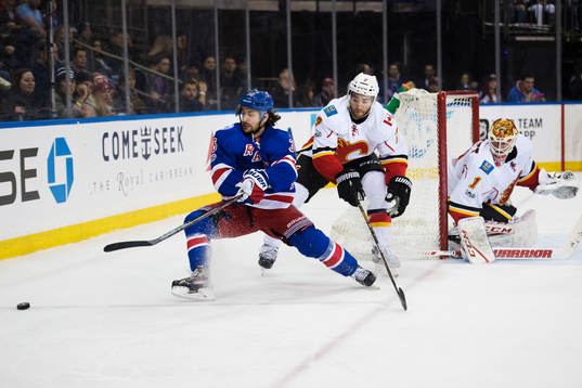 Rangers Mats Zuccarello utmanar Calgarys TJ Brodie och
