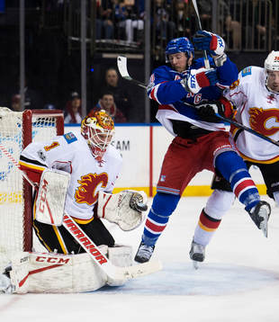 Calgarys målvakt Brian Elliott utmanas av Rangers J.T.